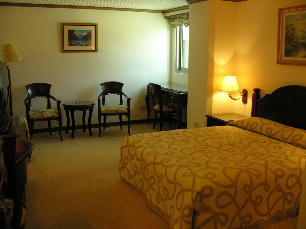 Sunrise Hotel Тайнан Екстериор снимка