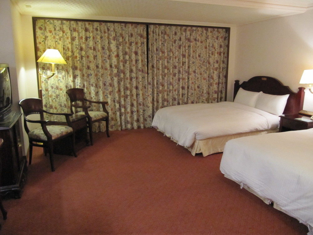 Sunrise Hotel Тайнан Екстериор снимка
