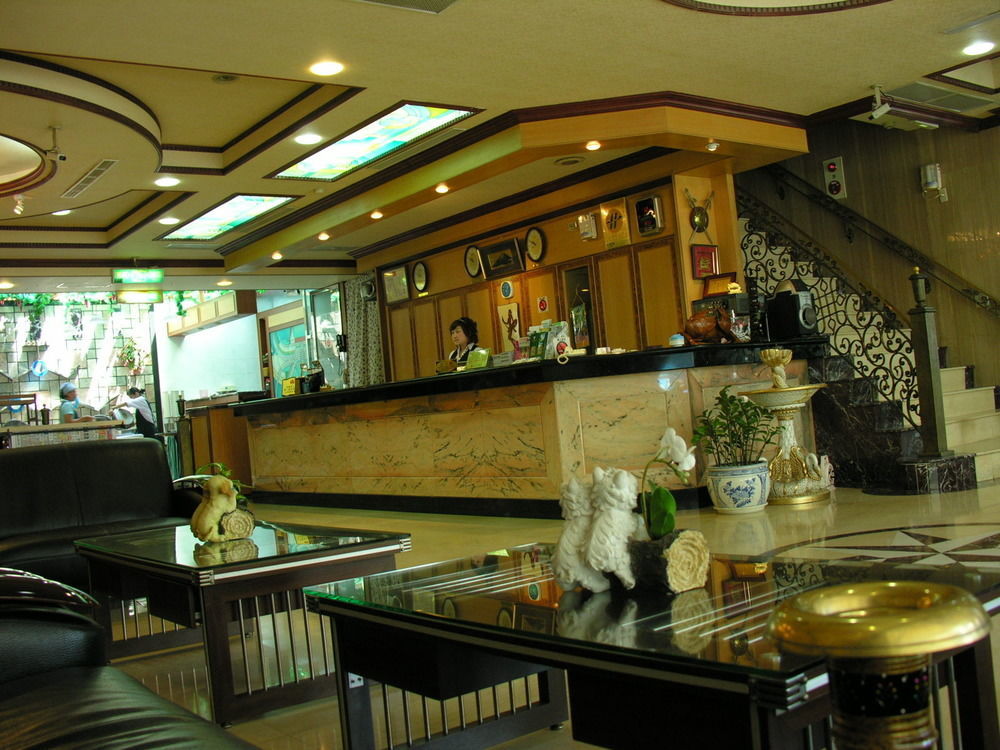 Sunrise Hotel Тайнан Екстериор снимка