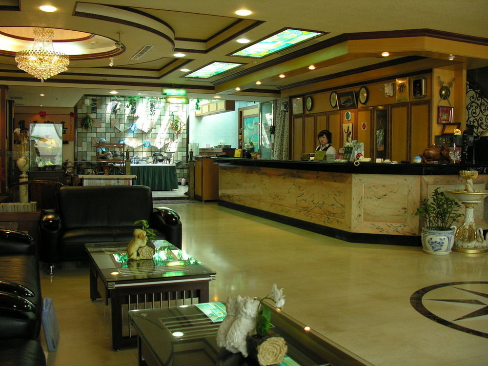 Sunrise Hotel Тайнан Екстериор снимка