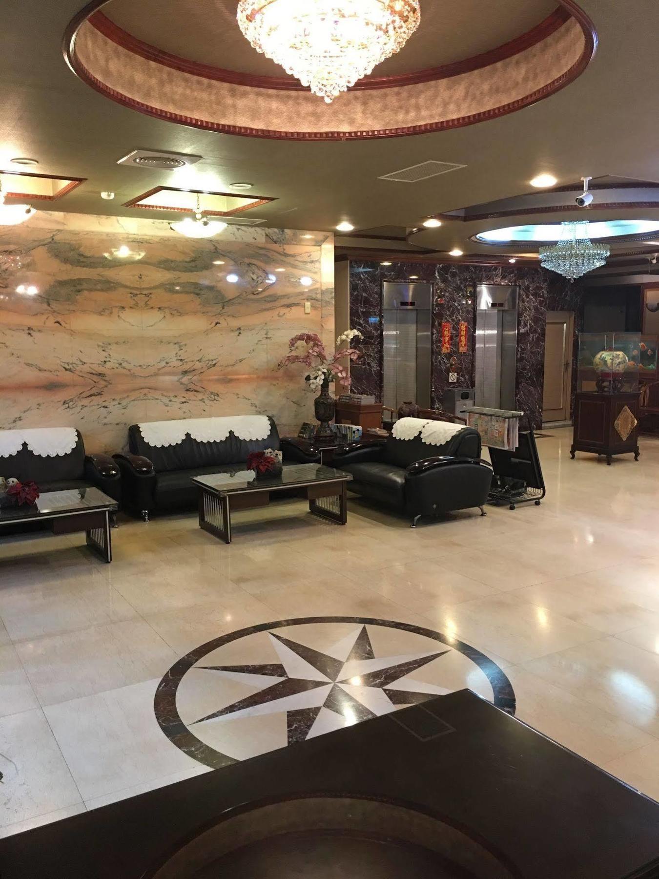 Sunrise Hotel Тайнан Екстериор снимка
