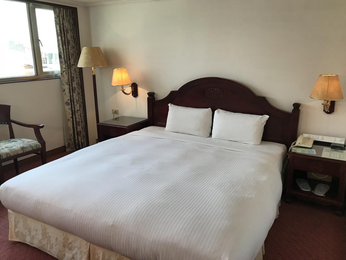 Sunrise Hotel Тайнан Екстериор снимка