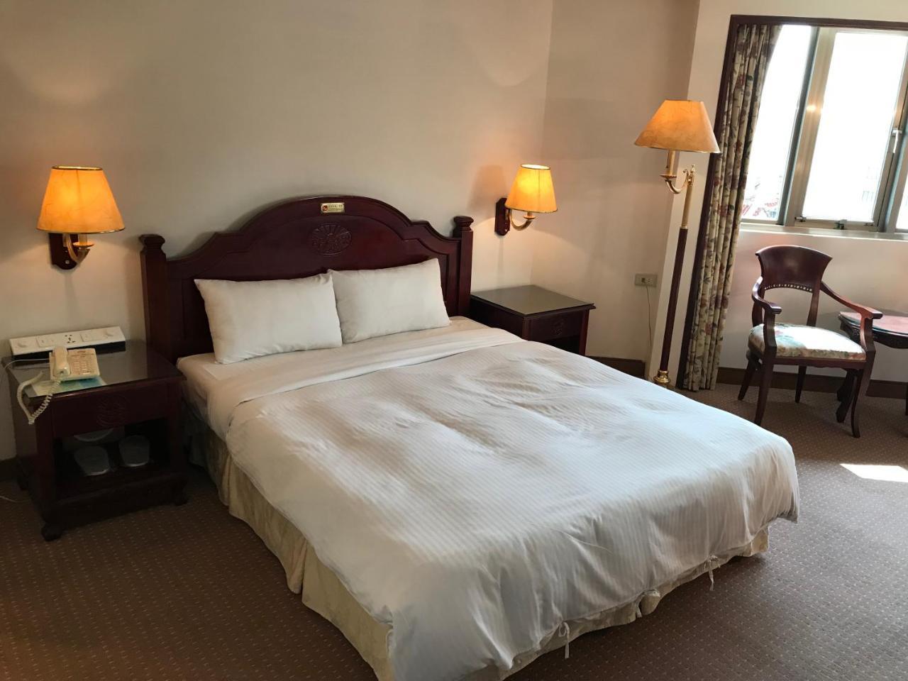 Sunrise Hotel Тайнан Екстериор снимка