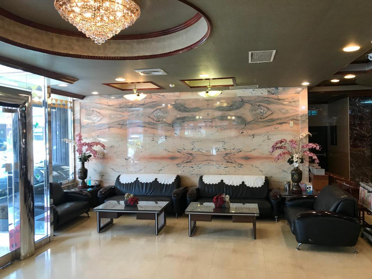 Sunrise Hotel Тайнан Екстериор снимка