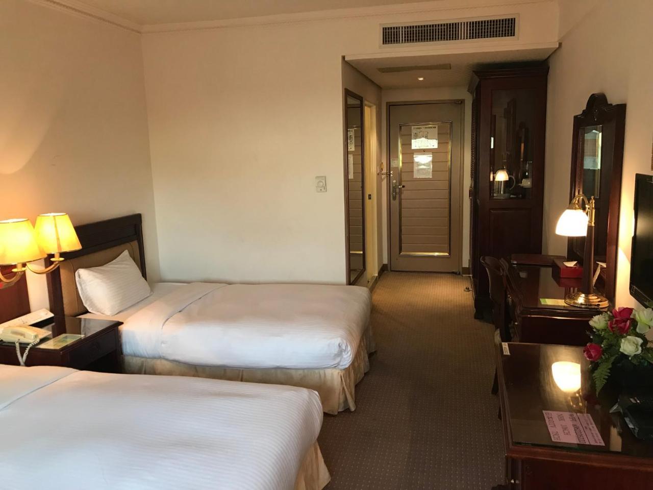 Sunrise Hotel Тайнан Екстериор снимка