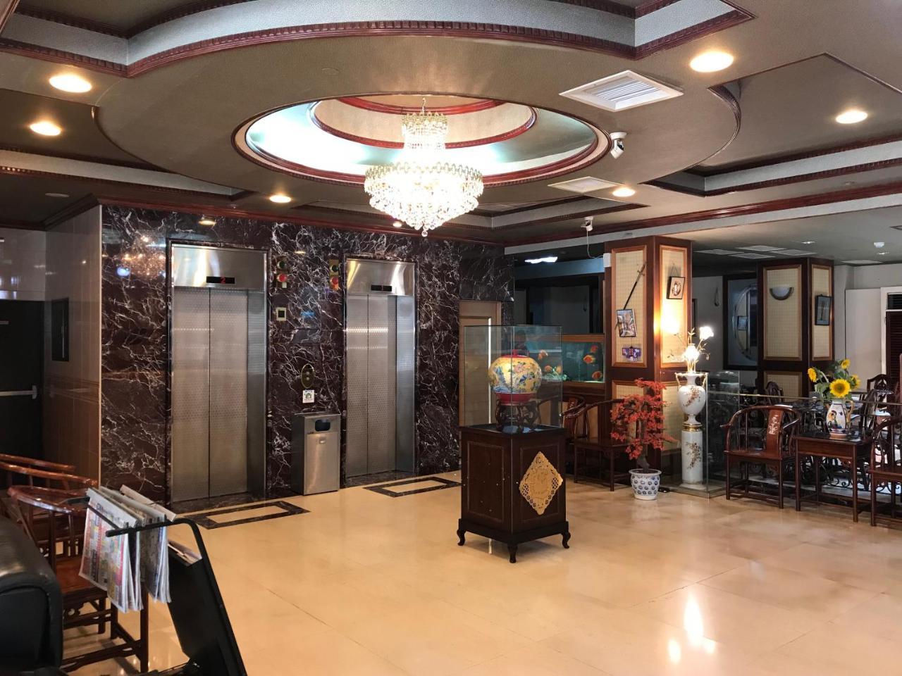 Sunrise Hotel Тайнан Екстериор снимка
