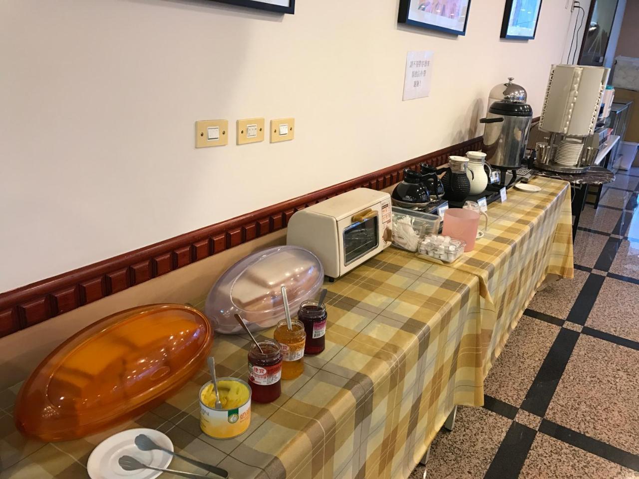 Sunrise Hotel Тайнан Екстериор снимка