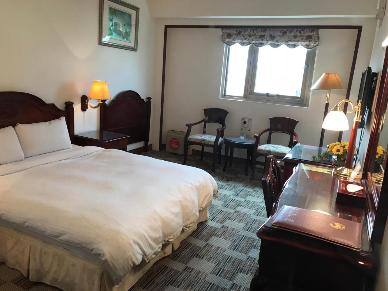 Sunrise Hotel Тайнан Екстериор снимка